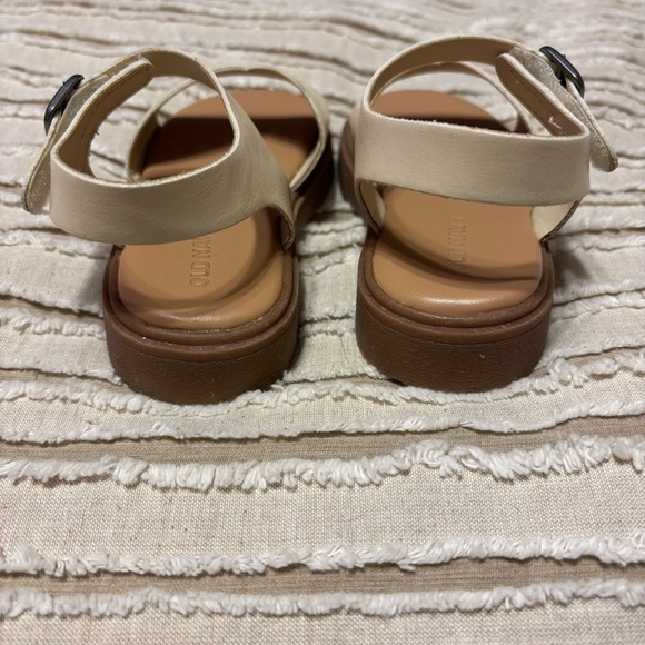 Old Navy Sandals Scalloped Cream Tan Toddler Baby Girl Shoe Size 8 LIKE NEW - Picture 2 of 8